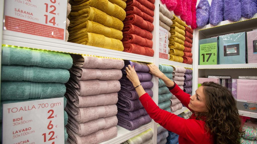 Una empleada de TRAMAS en la tienda que la firma tiene en Mairena del Aljarafe.