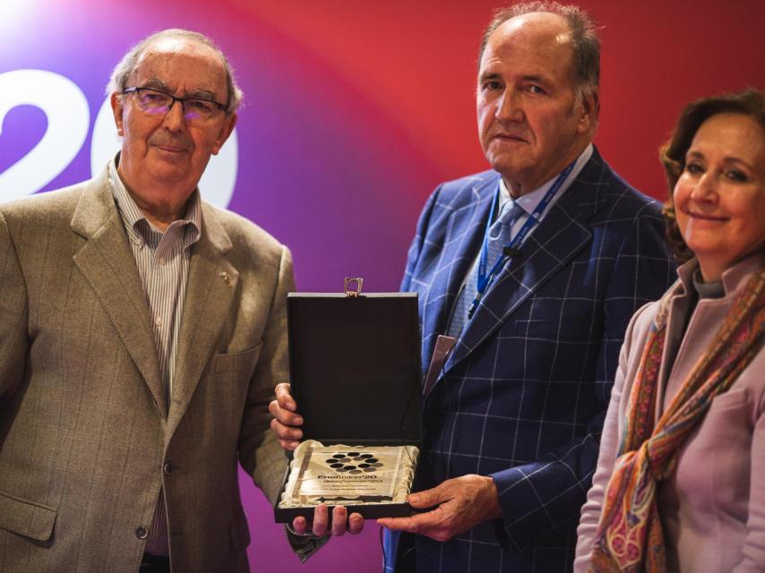 Pablo Álvarez, recibiendo el premio a su trayectoria de la mano de Custodio López Zamarra