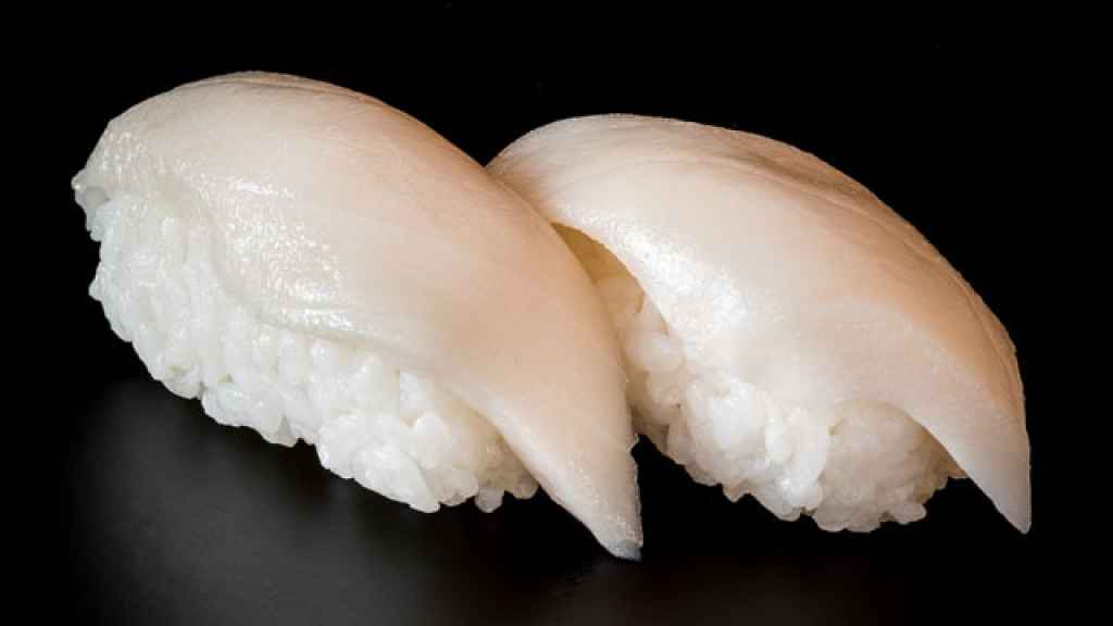 Unos nigiris elaborados con pez mantequilla.