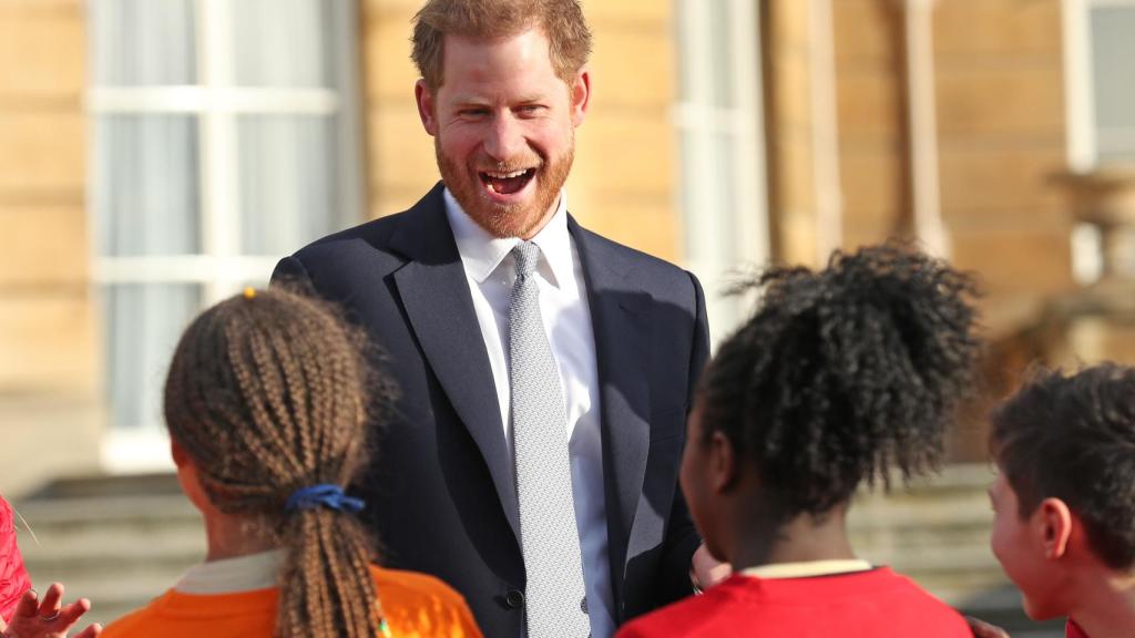 El príncipe Harry con jóvenes jugadores de rugby.