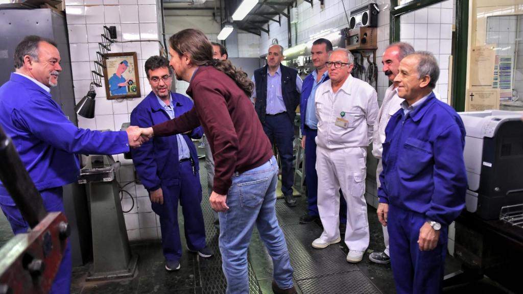 Iglesias saludando a los trabajadores del ministerio.