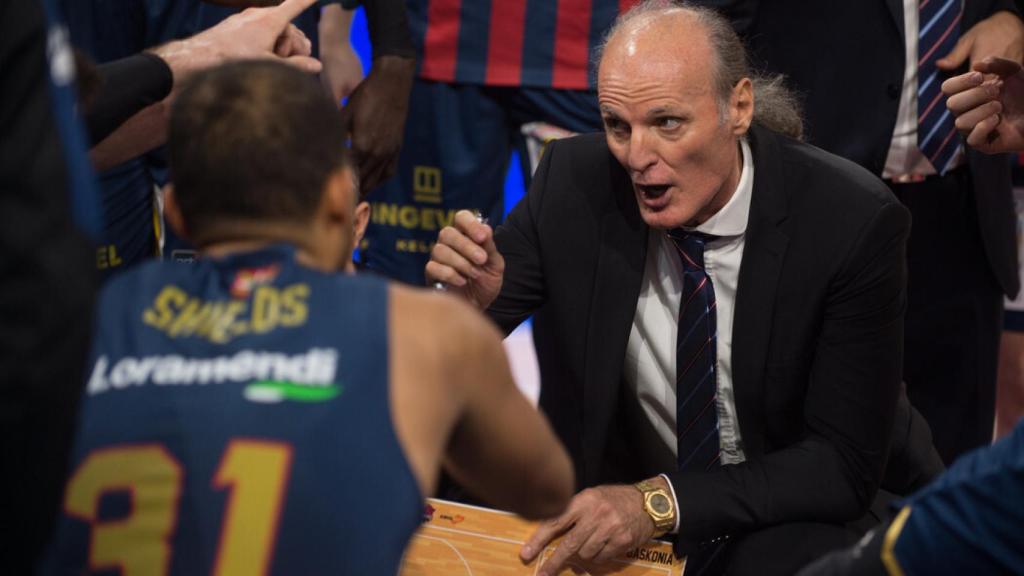 Dusko Ivanovic y Shields, de Baskonia, durante un tiempo muerto en un partido de Liga Endesa