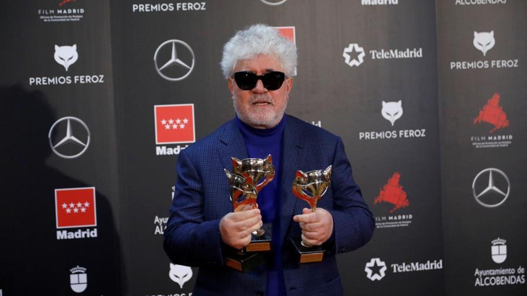 Almodóvar en los Premios Feroz con sus premios.