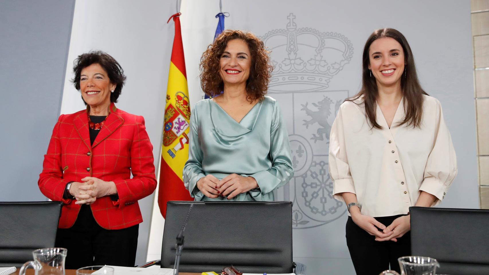 La ministra de Educación, Isabel Celaá, la ministra portavoz y de Hacienda, María Jesús Montero, y la ministra de Igualdad, Irene Montero.