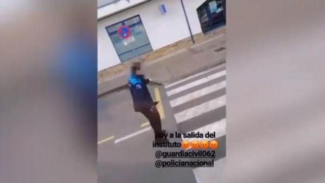 Asociaciones animalistas denuncian al policía que apartó con el pie a un gato en Pontedeume