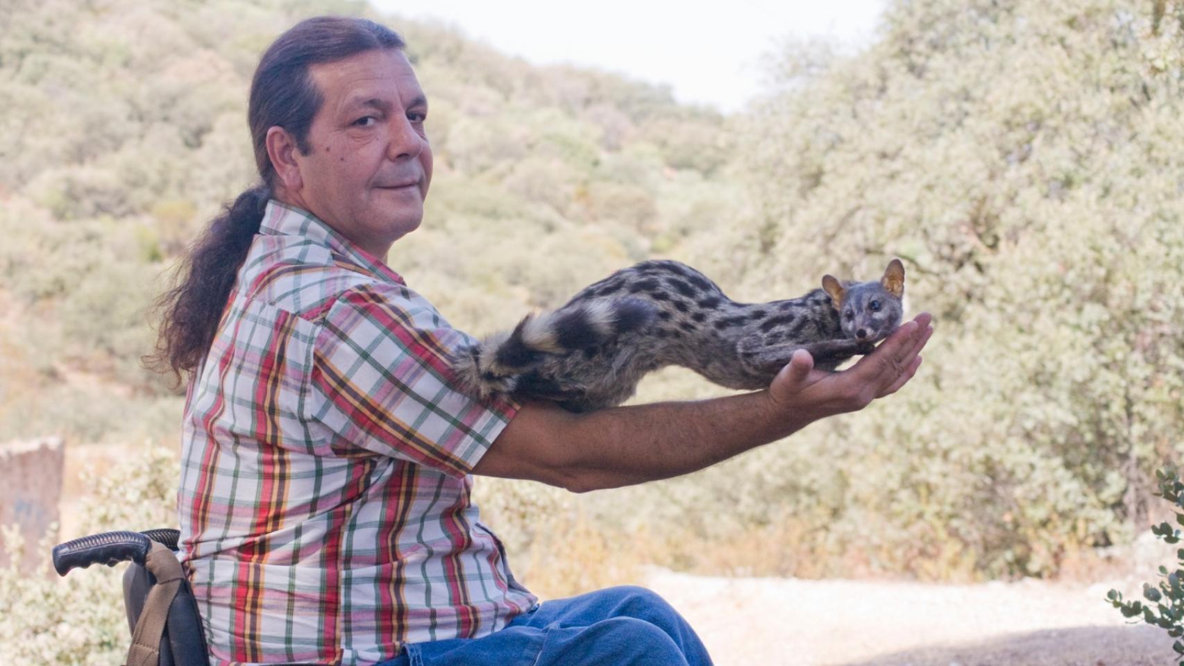 Eustaquio Redondo posa con una de las especies que ha disecado para la Junta de Extremadura.