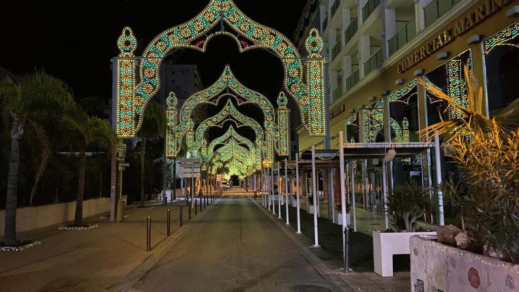 Una avenida vacía en Marina d'Or.