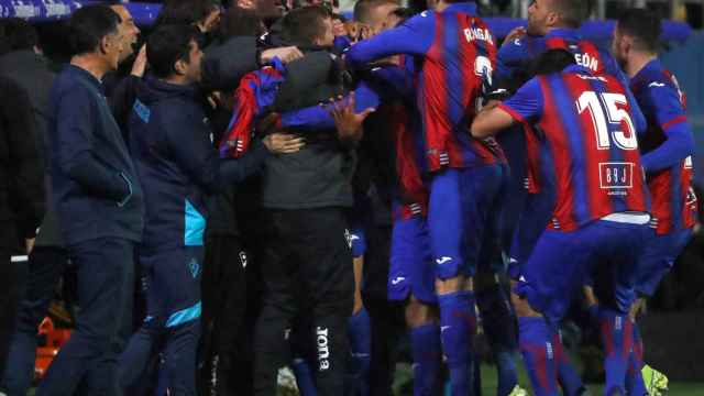 Los jugadores del Eibar celebran uno de los goles del partido