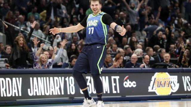 Doncic celebra con los Mavericks