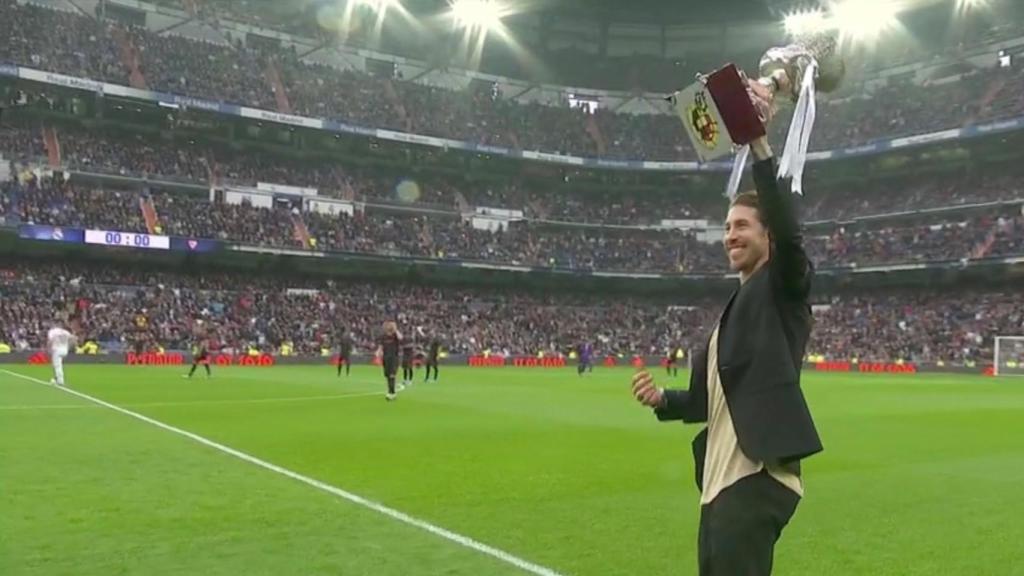 Sergio Ramos ofrece la Supercopa de España al Santiago Bernabéu