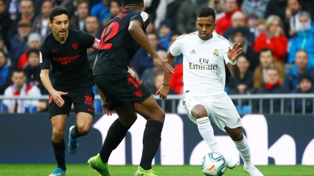 Rodrygo presionado por dos jugadores del Sevilla