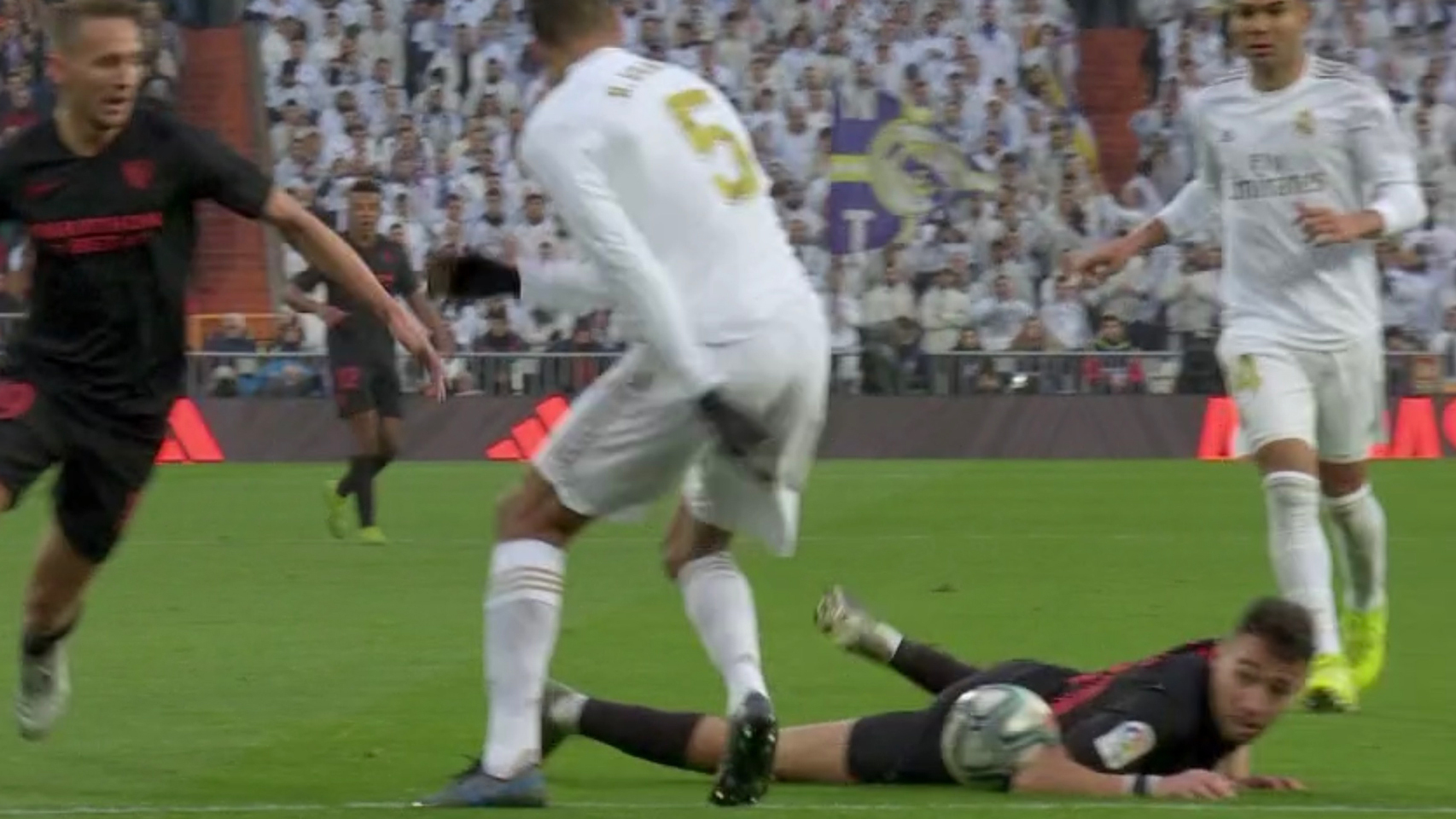 Munir toca el balón con el brazo antes del gol de De Jong