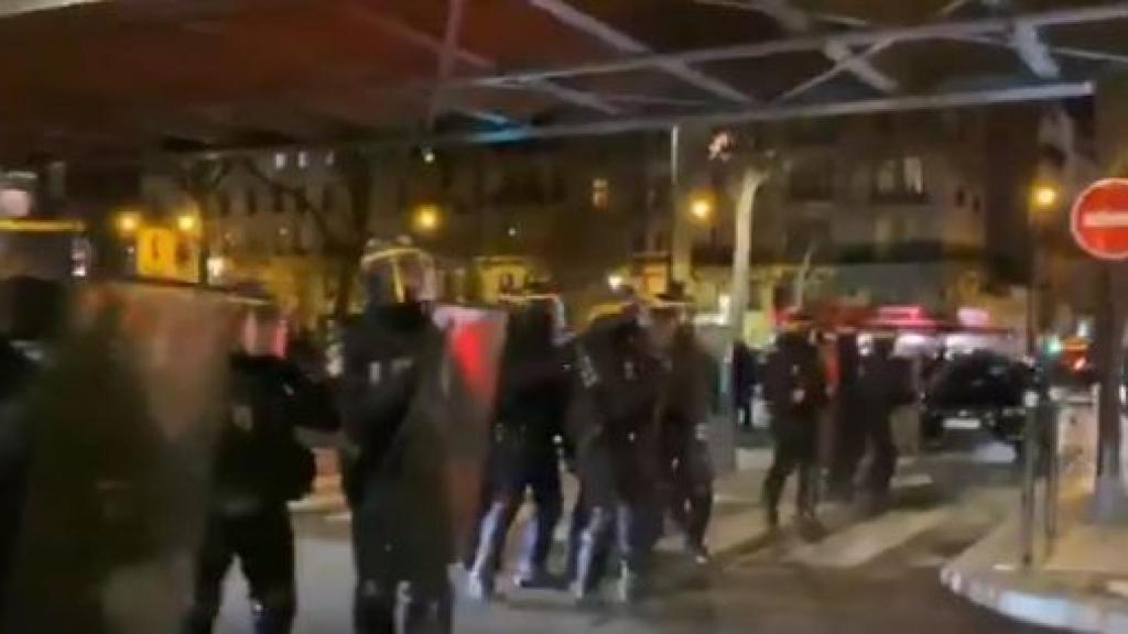 Parte del dispositivo policial desplegado para evacuar a Macron.