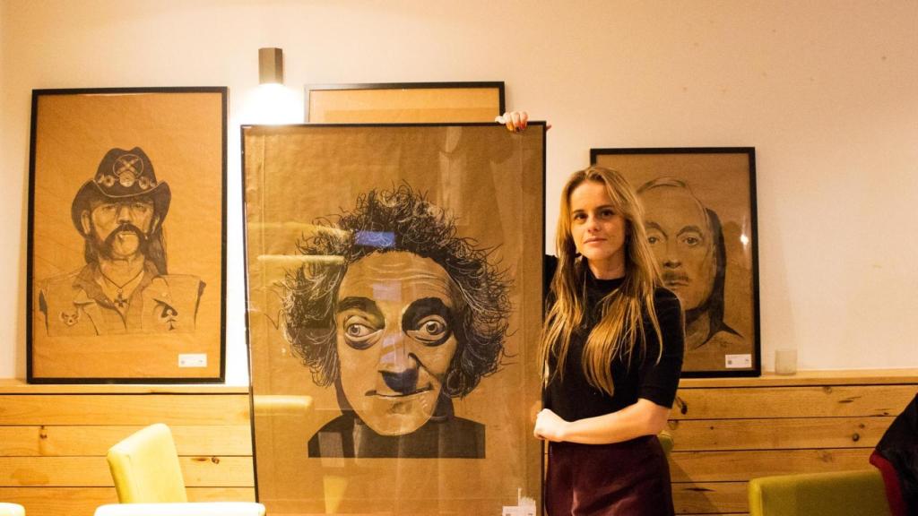 Nuria Prieto con Marty Feldman, Igor, y otros cuadros de la exposición
