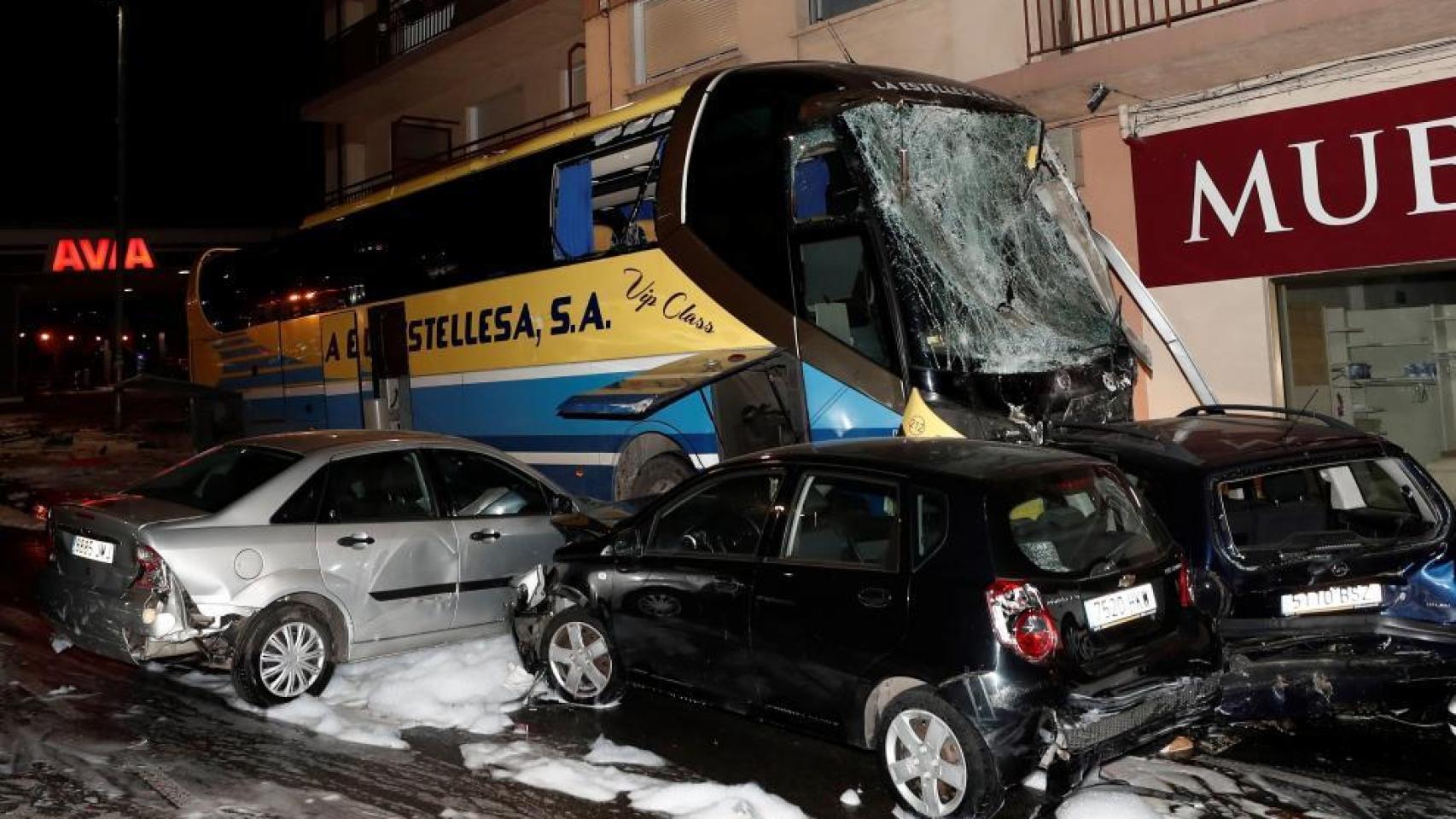 El autobús arrolló el coche en el que viajaban los menores junto a su madre, herida de gravedad.