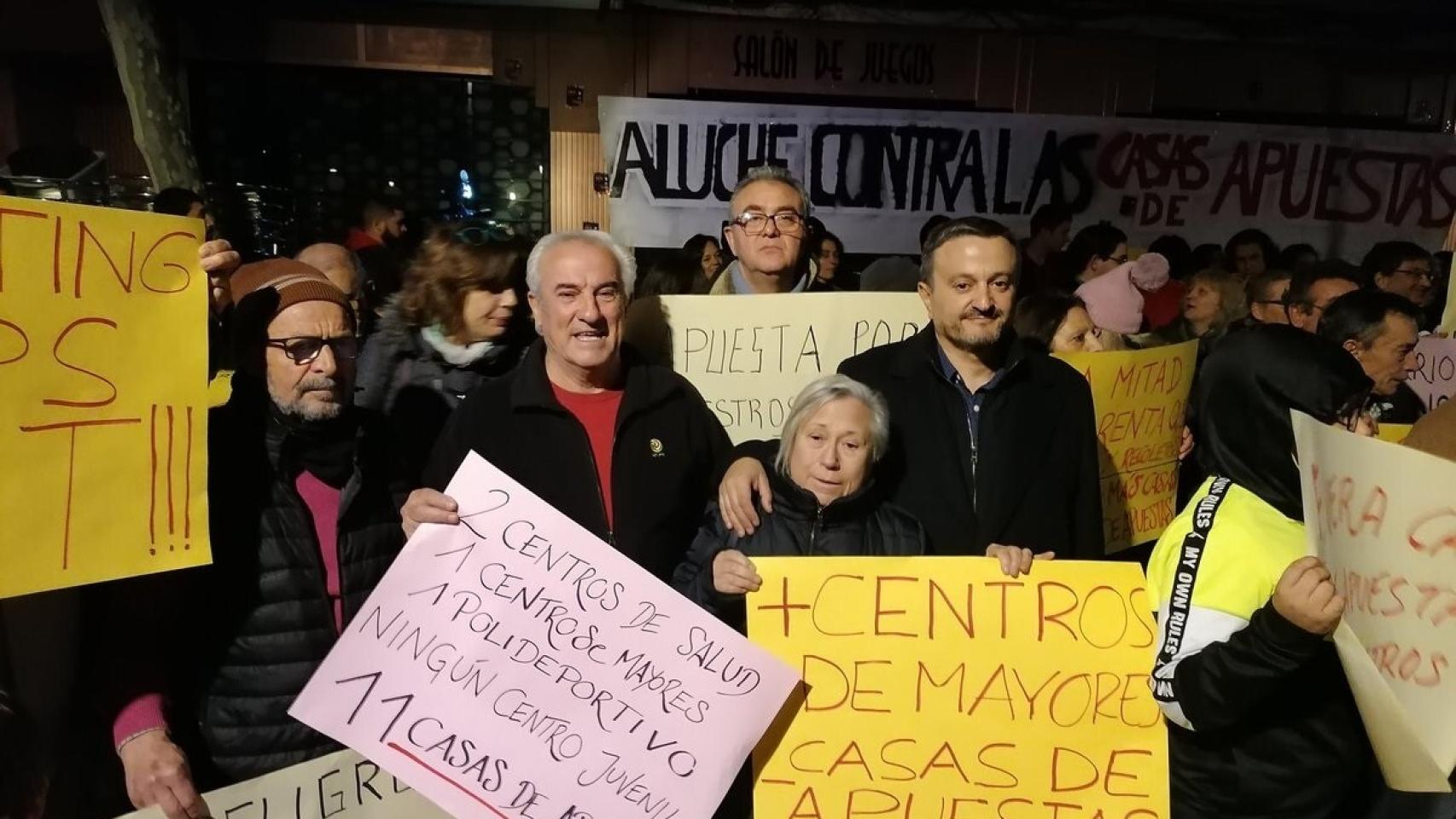 Vecinas y vecinos de Aluche se concentran para pedir el cierre de la casa de apuestas.