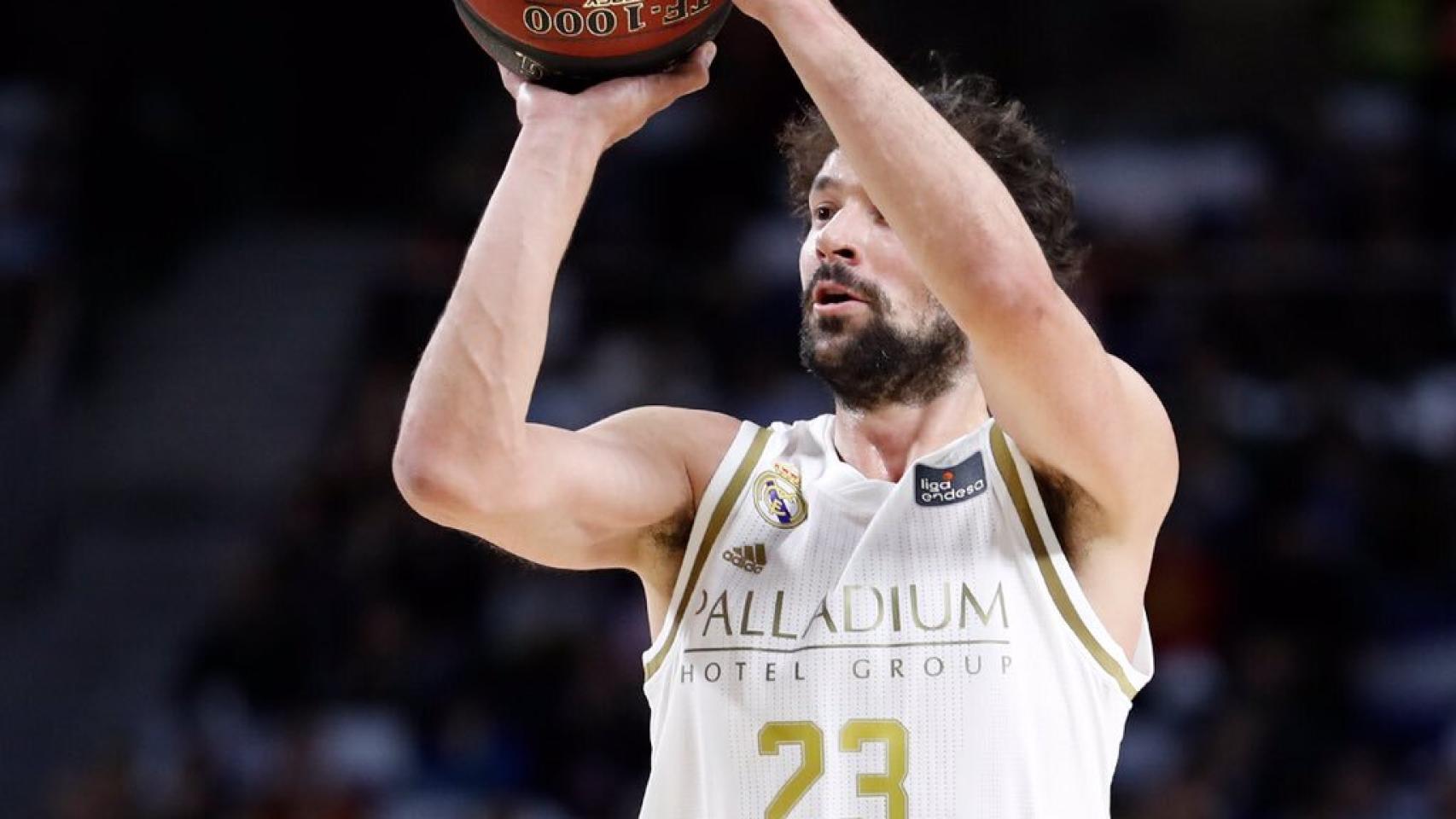 Llull lanza a canasta durante un partido de Liga Endesa