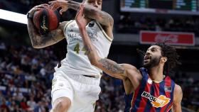 Taylor y Henry disputan un balón durante el partido de Liga Endesa entre Real Madrid y Baskonia