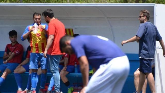 El entrenador y director deportivo de Los Yébenes durante un partido