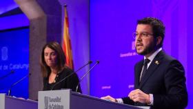 El vicepresidente de Economía del Govern, Pere Aragonès (d), y la portavoz, Meritxell Budó (i), tras presentar el salario mínimo