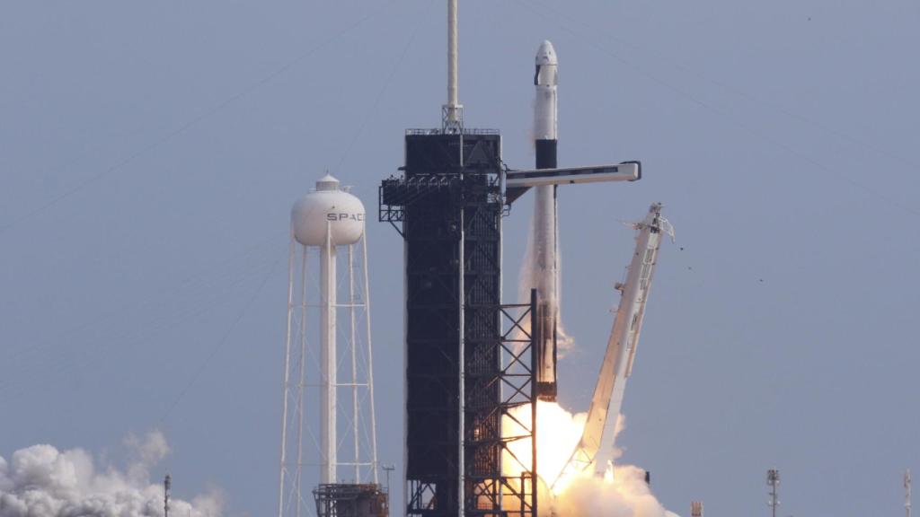 Un cohete Falcon 9 despega con la Crew Dragon poco antes de su explosión