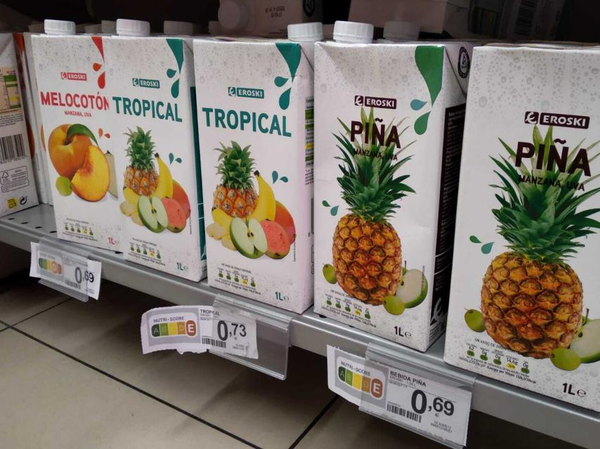 Zumos de piña Eroski con la etiqueta nutricional debajo.