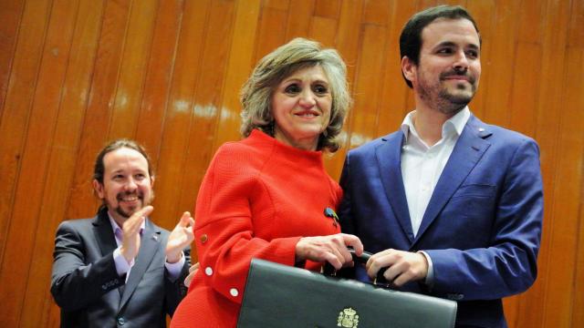 Garzón recibe la cartera de Consumo de manos de María Luisa Carcedo, ante el aplauso de Iglesias.