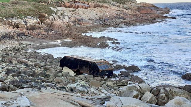 Contenedor aparecido entre las rocas