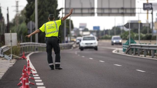 Un agente de la Guardia Civil en un control de Tráfico.