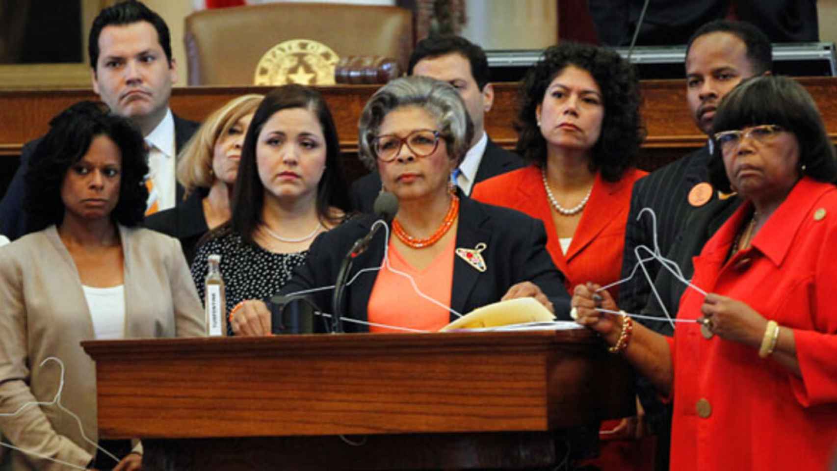 La senadora demócrata por Texas, Senfronia Thompson, protesta por el cambio de ley.