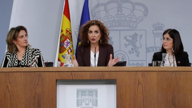 La ministra y portavoz, María Jesús Montero,  junto con la vicepresidenta Teresa Ribera y la ministra Carolina Darias.