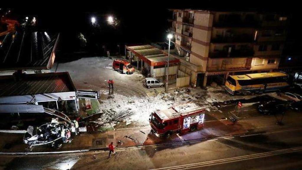 El autobús arrastró el coche accidentado hasta el muro de una gasolinera.