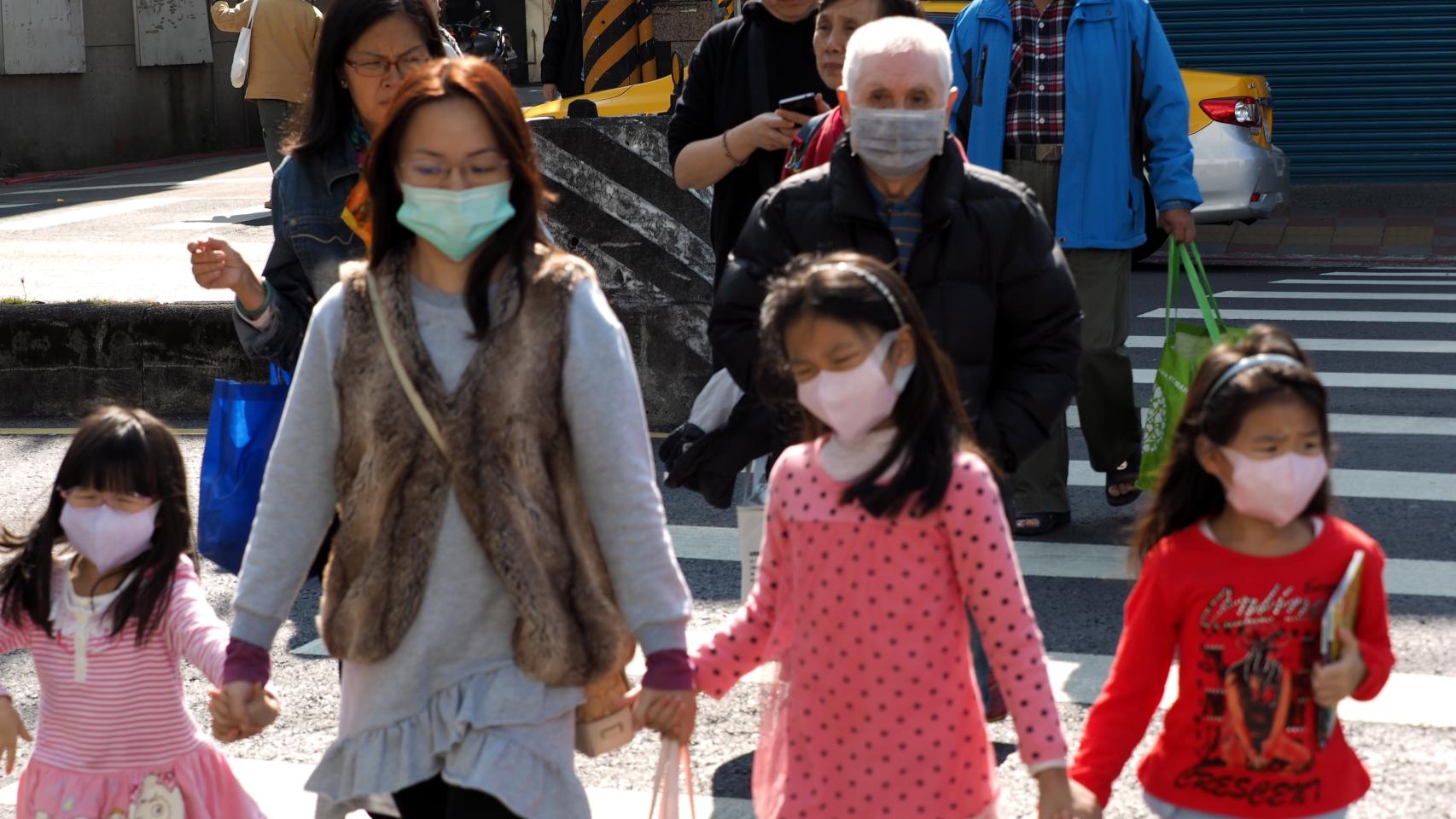 Gente con mascarillas tras confirmarse el primer caso en Taiwan.