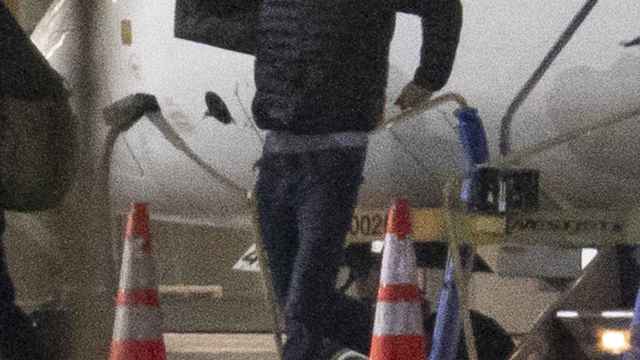 El príncipe Harry saliendo del avión.