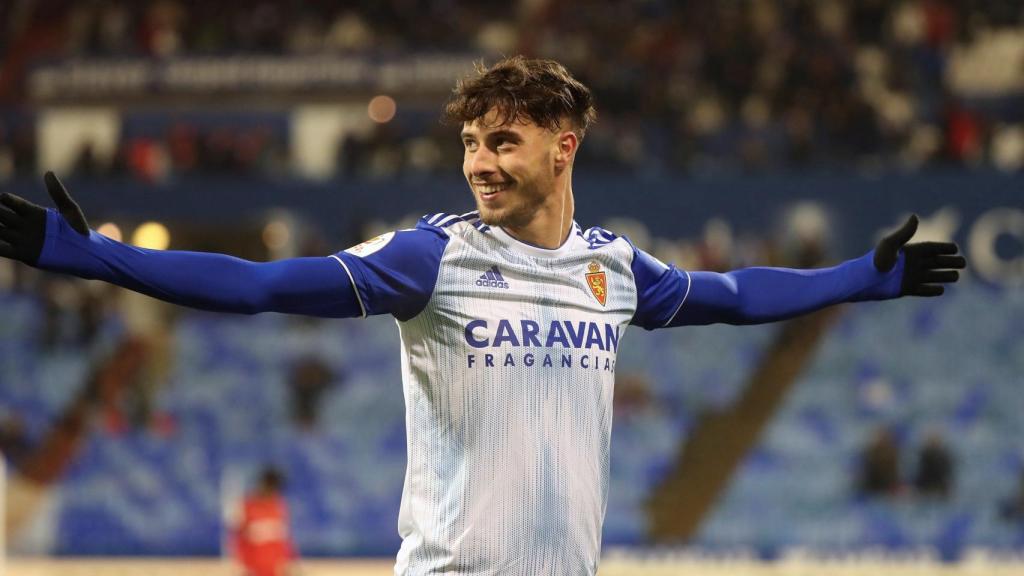 Javi Puado celebra uno de los goles del partido