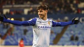 Javi Puado celebra uno de los goles del partido