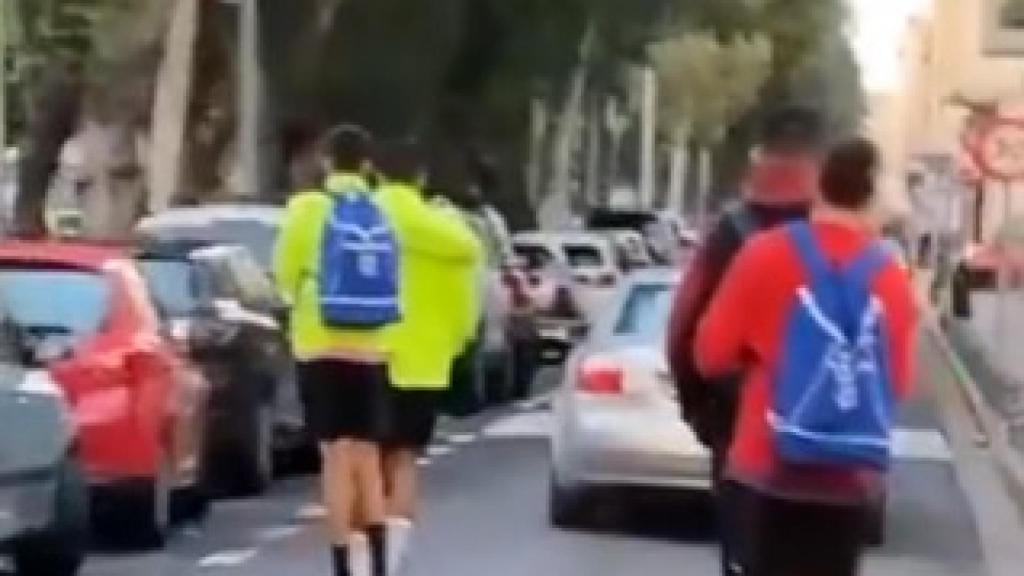 Jugadores del UD Melilla en patinete