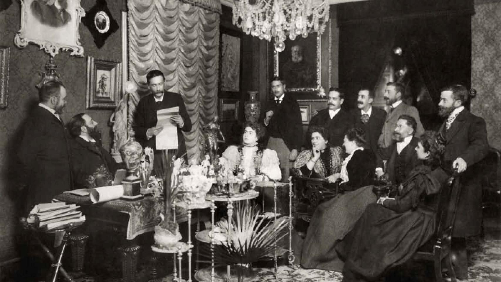 Benito Pérez Galdós leyendo galeradas de su discurso de ingreso en la Academia Española. 6 de febrero de 1897. Colección Sáenz de San Pedro. en los salones del doctor Tolosa Latour