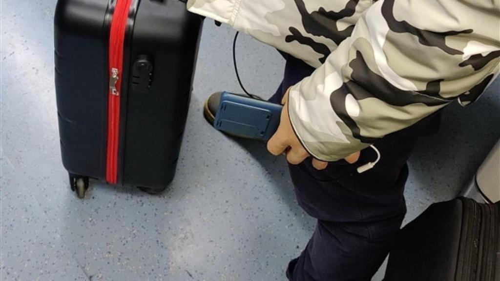 El Huawei P40 Pro es cazado en el metro con una funda muy rara