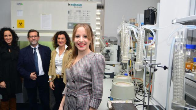 La investigadora Laura Buendía en un laboratorio de microbiología de la UPCT.