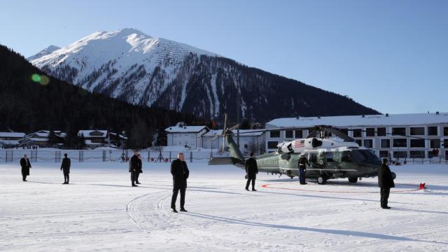 Momento de la llegada de Donald Trump a Davos.