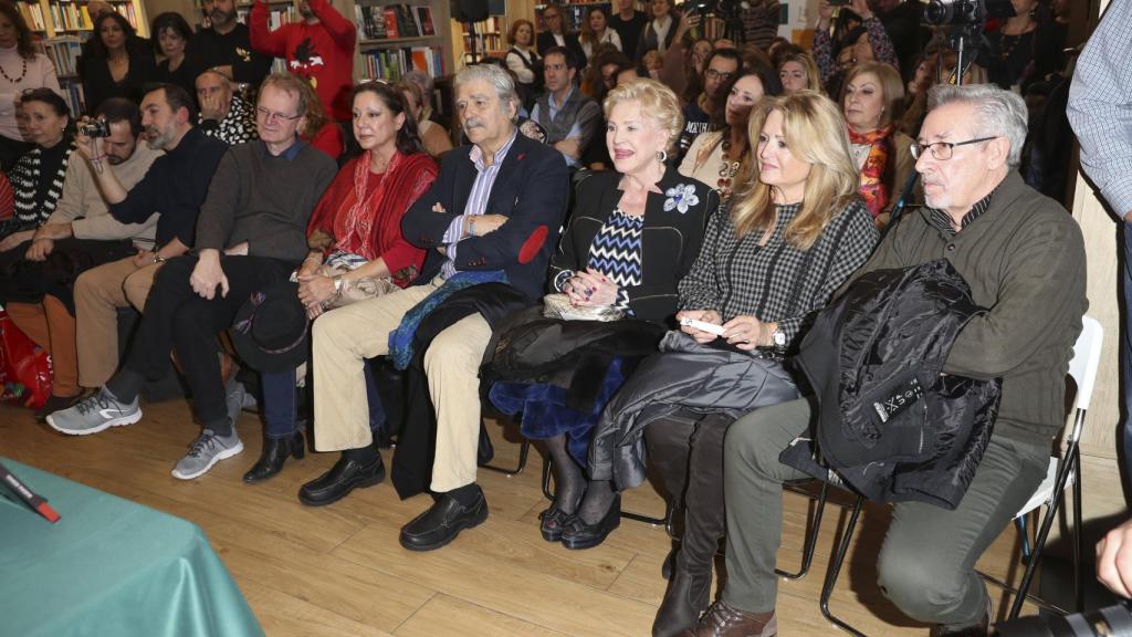 Aniceto -cuñado de Ortega Cano-, la hermana pequeña de este, Marilí Coll y Máximo Valverde en primera fila.