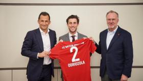 Odriozola, junto a la directiva del Bayern