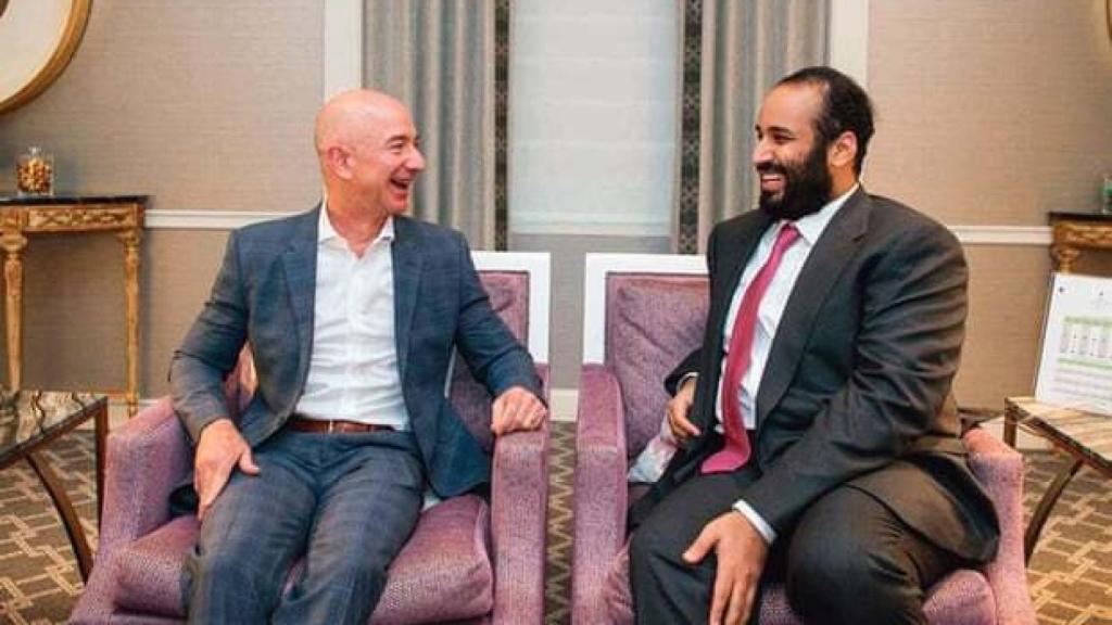 Jeff Bezos junto a Mohammed bin Salman durante su visita a los EE UU en marzo de 2018.