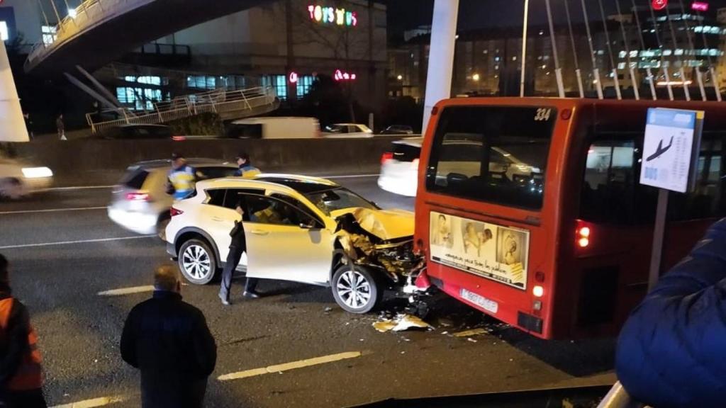 Un accidente en Alfonso Molina entre un bus y un coche generó atascos en A Coruña