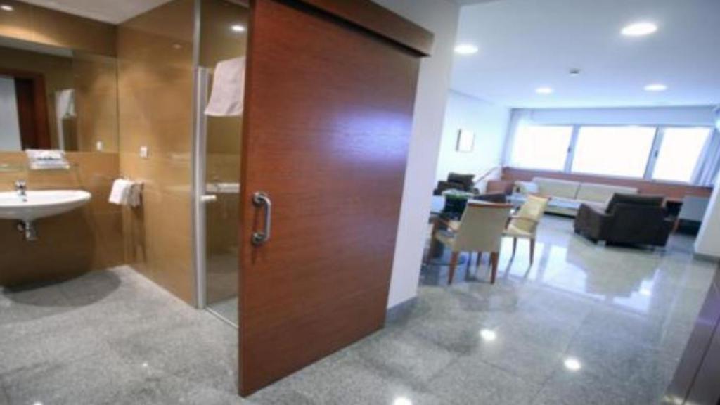 El baño de la habitación recuerda más a un hotel de lujo que a un hospital.