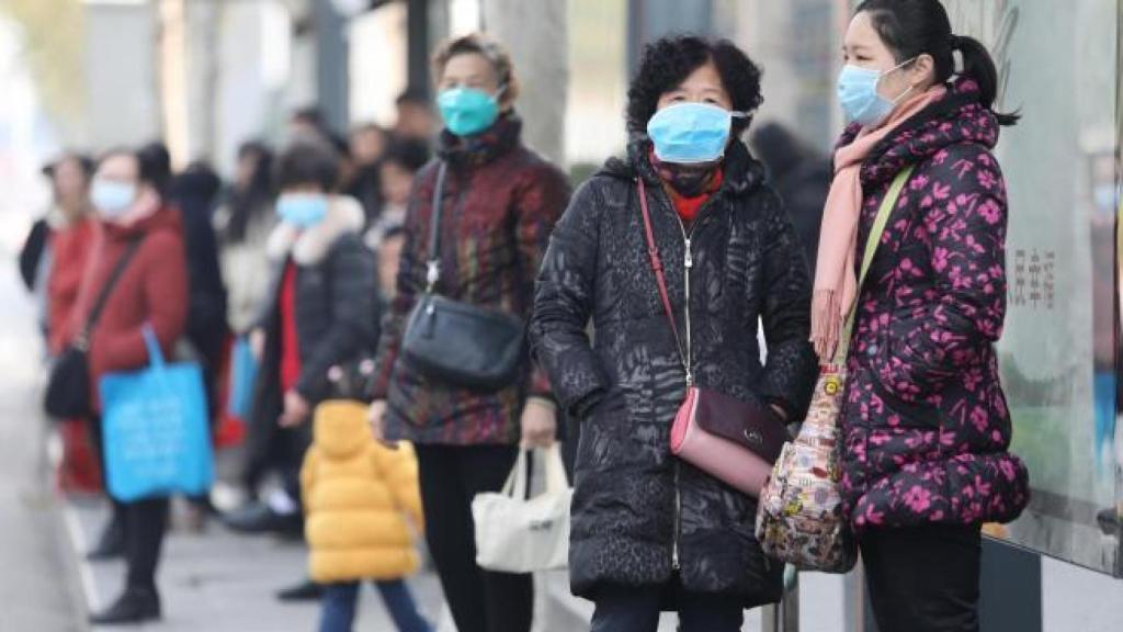Un grupo de chinos con mascarillas tras el virus detectado en Wuhan.