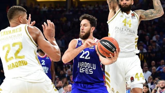 Tavares y Taylor intentan frenar a Micic durante el duelo de Euroliga entre Real Madrid y Anadolu Efes