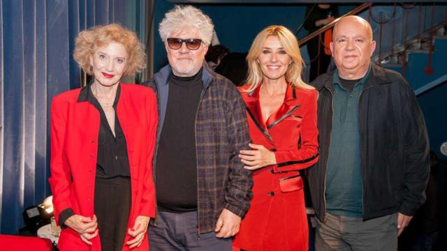 Pedro y Agustín Almodóvar con Cayetana Guillén y Marisa Paredes.