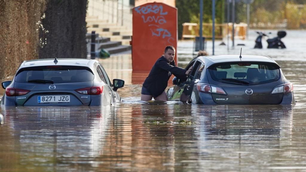 El río Ter se ha desbordado esta tarde en el barrio de Sant Ponç de la ciudad de Girona